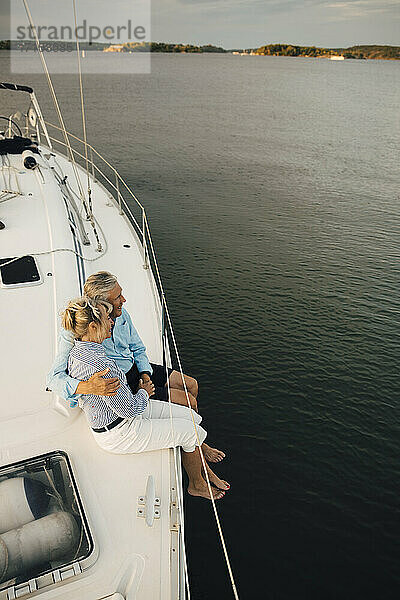 Hohe Winkel Ansicht der älteren Paar bewundern Meer  während auf Boot sitzen