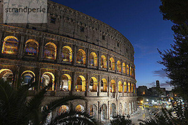 Italien  Rom  Kolosseum  Antikes Amphitheater bei Nacht