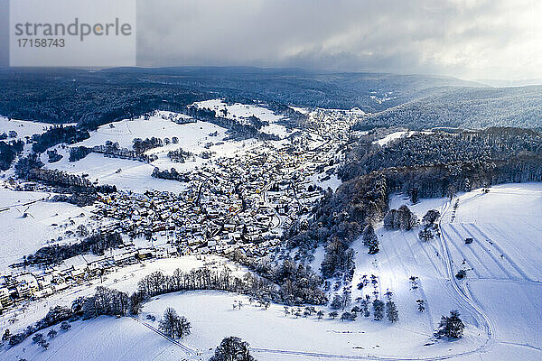Deutschland  Bayern  Mespelbrunn  Blick aus dem Hubschrauber auf den schneebedeckten Ort im Spessart