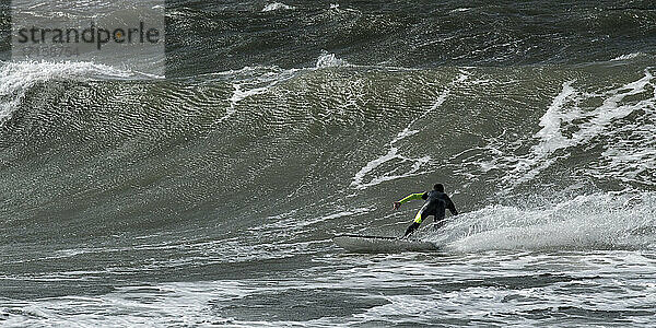 Unbeschwerter Mann beim Surfen auf dem Meer am Broad Haven South Beach  Wales  UK