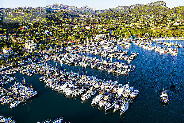 Spanien  Balearische Inseln  Andratx  Blick aus dem Hubschrauber auf Boote im Hafen der Küstenstadt