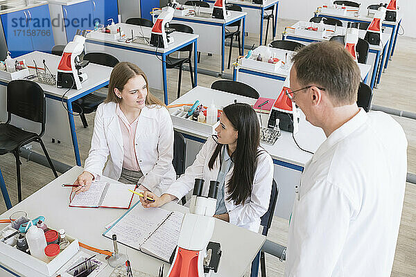 Schüler und Lehrer bei der Arbeit im naturwissenschaftlichen Unterricht