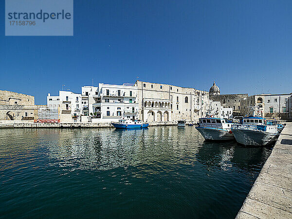 Meer und Gebäude gegen einen klaren blauen Himmel an einem sonnigen Tag in Monopoli  Apulien  Italien