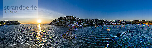 Spanien  Mallorca  Andratx  Blick aus dem Hubschrauber auf die Küstenstadt und den Leuchtturm von Port DAndratx bei Sonnenuntergang