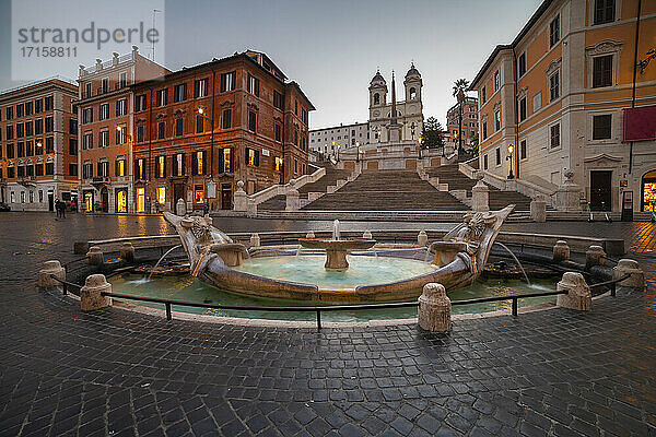 Italien  Rom  Spanische Treppe  Piazza di Spagna  Barcaccia-Brunnen  Brunnen auf dem Stadtplatz in der Dämmerung