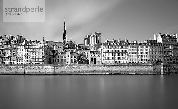 Frankreich  Ile-de-France  Paris  Seine-Kanal mit Wohngebäuden und Notre-Dame de Paris im Hintergrund