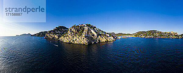 Spanien  Mallorca  Andratx  Blick aus dem Hubschrauber auf die Küstenhügel in der Abenddämmerung