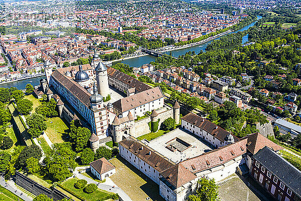 Deutschland  Bayern  Unterfranken  Würzburg  Festung Marienberg  Luftbild der Stadt mit Burg