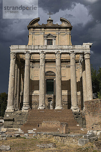 Rom  Italien  Forum Romanum  Tempel des Antoninus und der Faustina und Kirche San Lorenzo in Miranda