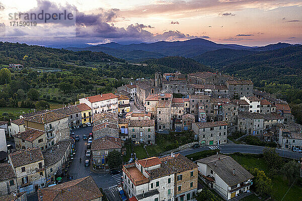 Italien  Toskana  Provinz Grosseto  Torniella  Piloni  Luftaufnahme eines Bergdorfes