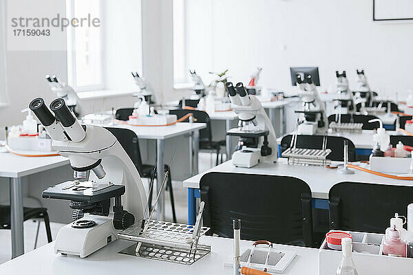 Mikroskope in einem naturwissenschaftlichen Klassenzimmer