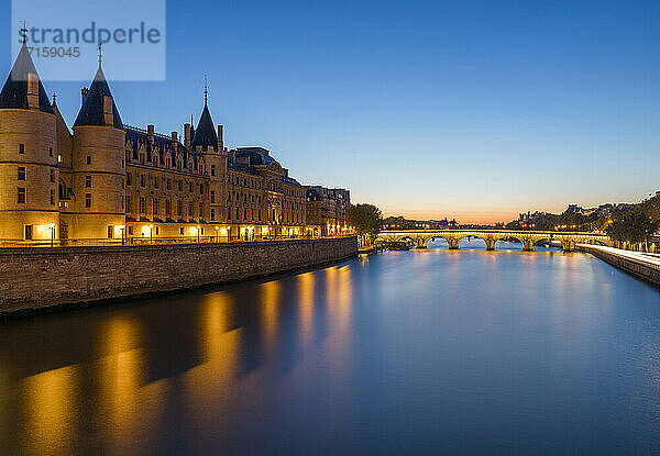 Frankreich  Ile-de-France  Paris  Conciergerie und Seine-Kanal in der Abenddämmerung mit Pont Neuf im Hintergrund