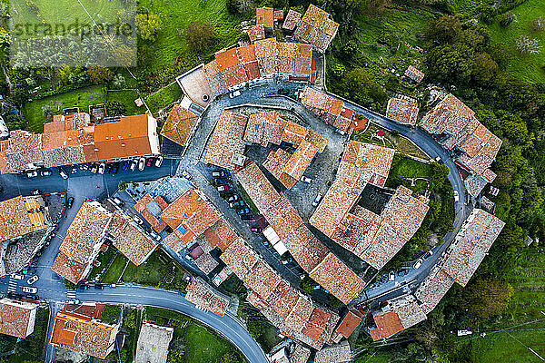 Italien  Toskana  Provinz Grosseto  Torniella  Piloni  Luftaufnahme eines Bergdorfes