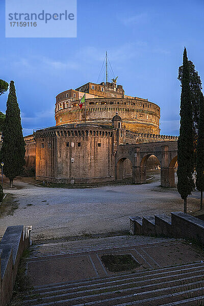 Italien  Rom  Engelsburg  Mausoleum des Hadrian in der Abenddämmerung