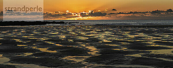 UK  Wales  Pembrokeshire  Freshwater West Strand bei Sonnenuntergang