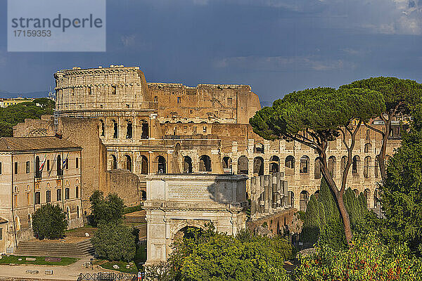 Italien  Rom  Blick auf Kolosseum und Titusbogen