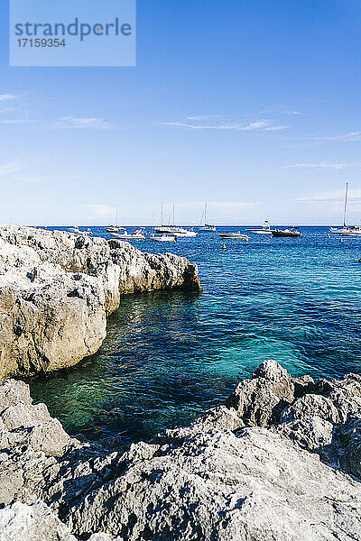 Landschaftlicher Blick auf das Meer gegen den blauen Himmel an einem sonnigen Tag auf Menorca  Spanien