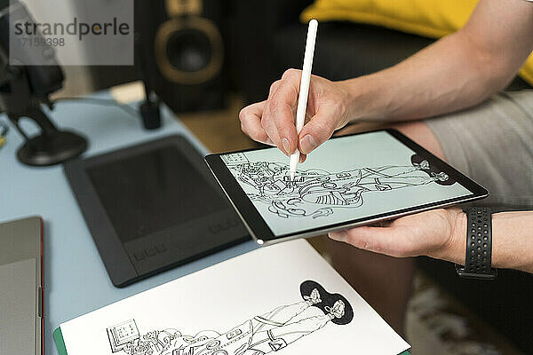 Künstlerin zeichnet auf digitalem Tablet während Live-Streaming zu Hause