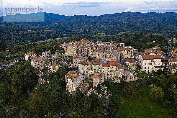 Italien  Toskana  Provinz Grosseto  Torniella  Piloni  Luftaufnahme eines Bergdorfes