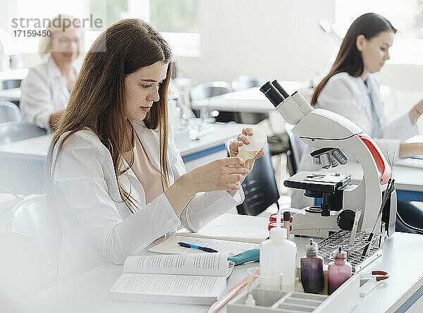 Forscher in weißen Kitteln arbeiten im Labor