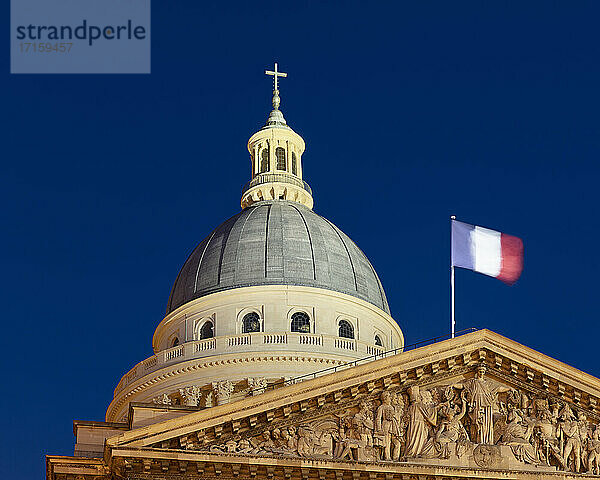Frankreich  Ile-de-France  Paris  Kuppel des Pantheon vor klarem Himmel bei Nacht