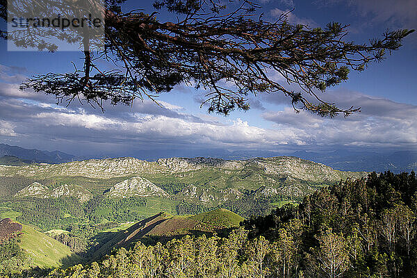 Spanien  Asturien  Mirador del Fitu  Blick auf die Berge