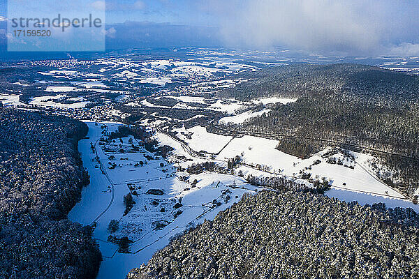 Deutschland  Bayern  Mespelbrunn  Blick aus dem Hubschrauber auf die schneebedeckte Landschaft des Spessarts