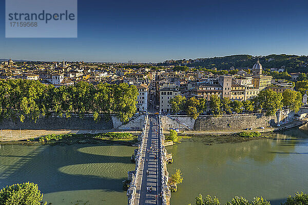Italien  Rom  Stadtbild mit Blick über die Ponte Saint Angelo-Brücke am Tiber