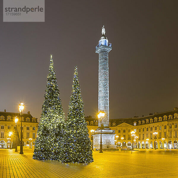 Frankreich  Ile-de-France  Paris  Weihnachtsbäume auf dem beleuchteten Place Vendome bei Nacht