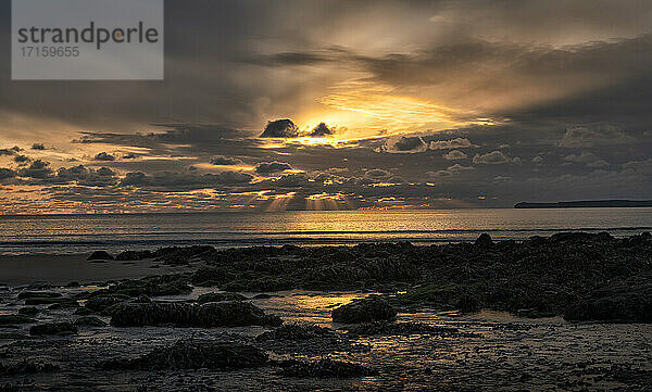 Schöner Blick auf den Strand von Manorbier bei Sonnenuntergang in Pembrokeshire  UK