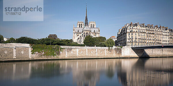 Frankreich  Ile-de-France  Paris  Langzeitbelichtung des Seine-Kanals mit Notre-Dame de Paris im Hintergrund
