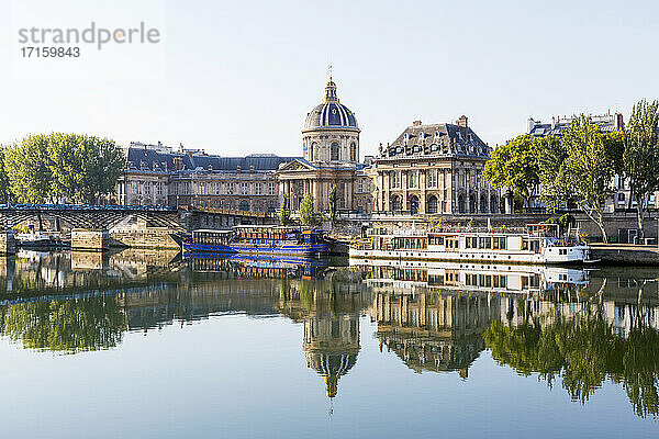 Frankreich  Ile-de-France  Paris  Institut de France mit Spiegelung im Fluss Seine