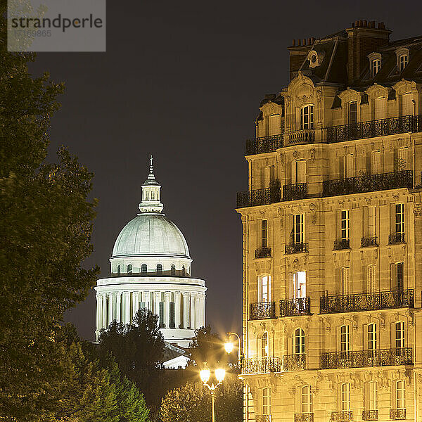 Frankreich  Ile-de-France  Paris  Beleuchtete Kuppel des Pantheon bei Nacht mit Wohngebäude im Vordergrund