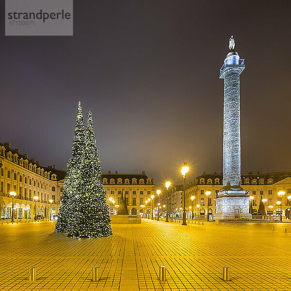 Frankreich  Ile-de-France  Paris  Weihnachtsbäume auf dem beleuchteten Place Vendome bei Nacht