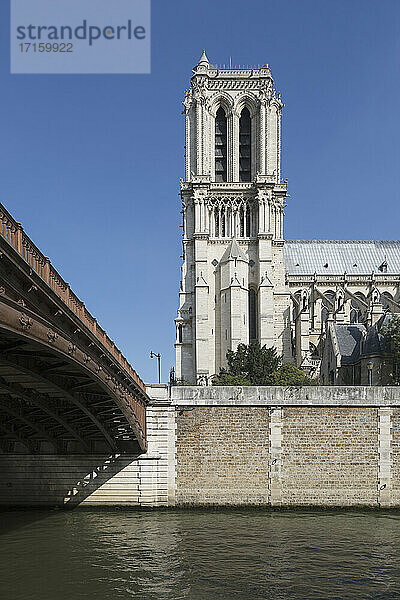 Frankreich  Ile-de-France  Paris  Seine-Kanal mit Glockenturm von Notre-Dame de Paris im Hintergrund