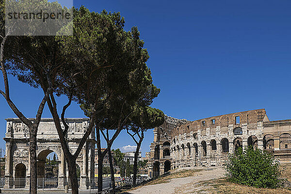 Italien  Rom  Blick auf das Kolosseum und den Konstantinbogen