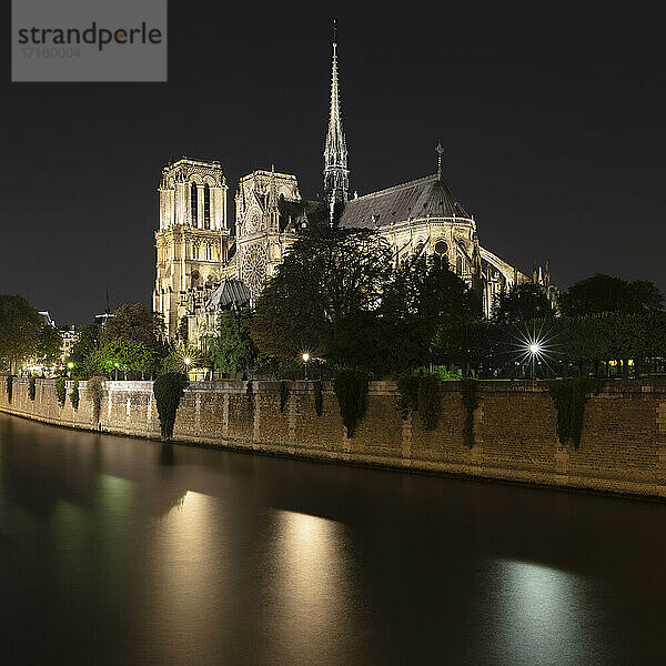 Frankreich  Ile-de-France  Paris  Langzeitbelichtung des Seine-Kanals bei Nacht mit Notre-Dame de Paris im Hintergrund