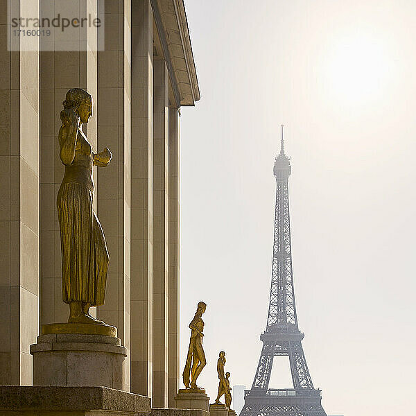 Frankreich  Ile-de-France  Paris  Goldene Statuen des Palais de Chaillot mit Eiffelturm im Hintergrund