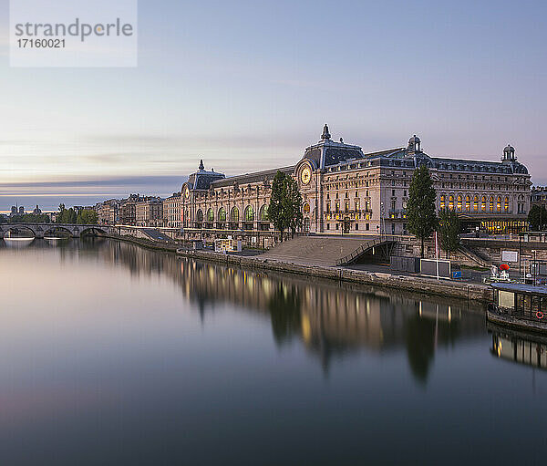 Frankreich  Ile-de-France  Paris  Seine und Muse d'Orsay in der Morgendämmerung