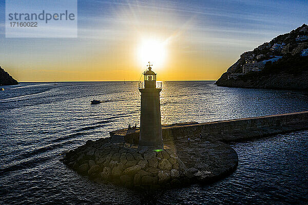 Spanien  Balearische Inseln  Andratx  Blick aus dem Hubschrauber auf den Leuchtturm von Port D Andratx bei Sonnenuntergang