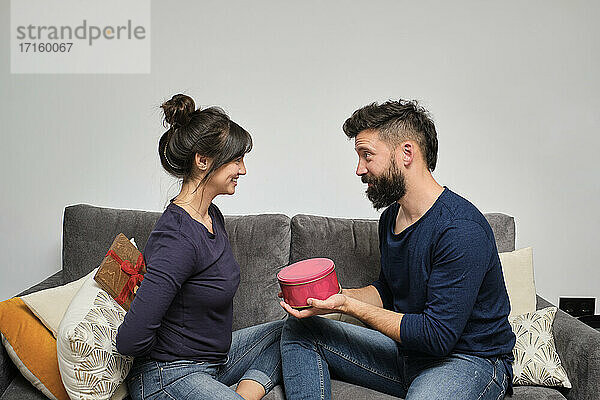 Erwachsenes Paar tauscht am Valentinstag Geschenke aus