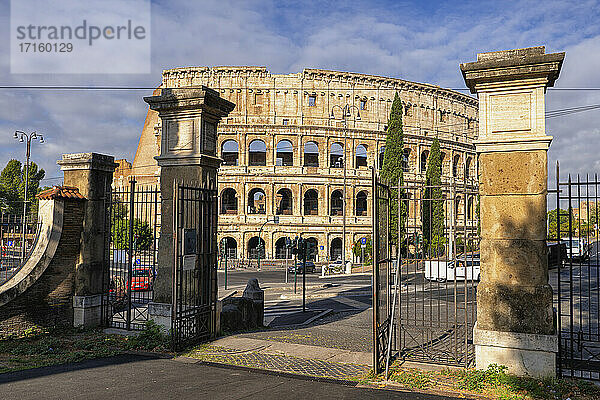 Italien  Rom  Kolosseum  Oppian Hill Park Tor und antikes Amphitheater