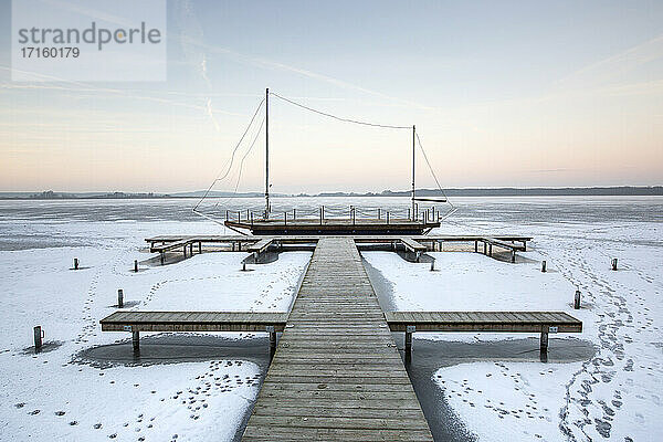 Deutschland  Brandenburg  Rangsdorf  Winterlandschaft mit zugefrorenem See