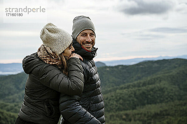 Lächelndes Touristenpaar auf einem Aussichtspunkt