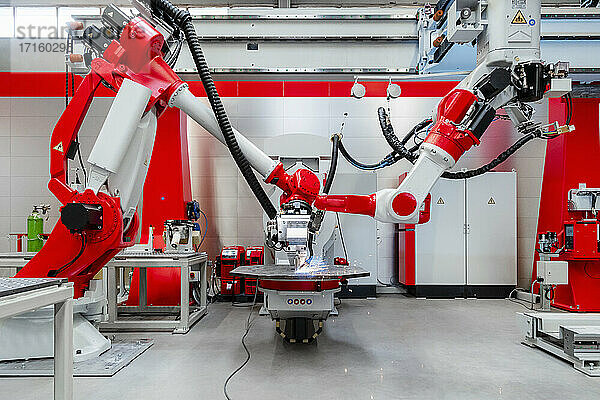 Automatisierte Industrieroboter schweißen Metall in einer Fabrik