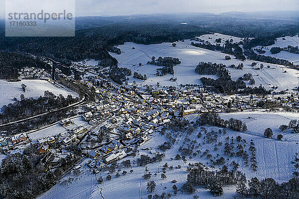 Deutschland  Bayern  Mespelbrunn  Blick aus dem Hubschrauber auf den schneebedeckten Ort im Spessart