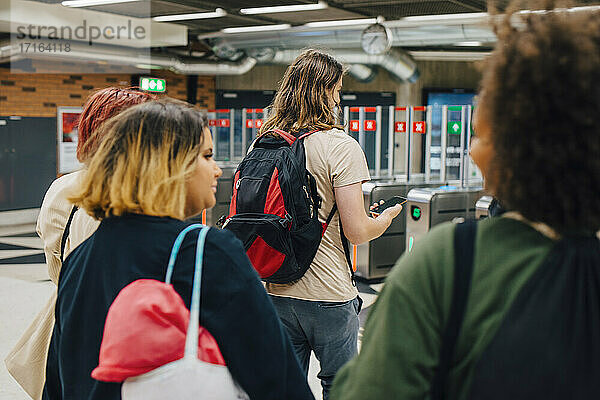 Rückansicht von Studenten an der U-Bahn-Station