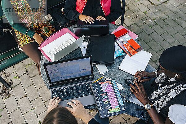 Hohe Winkel Ansicht der männlichen und weiblichen Studenten E-Learning auf Laptop am Tisch in der Universität