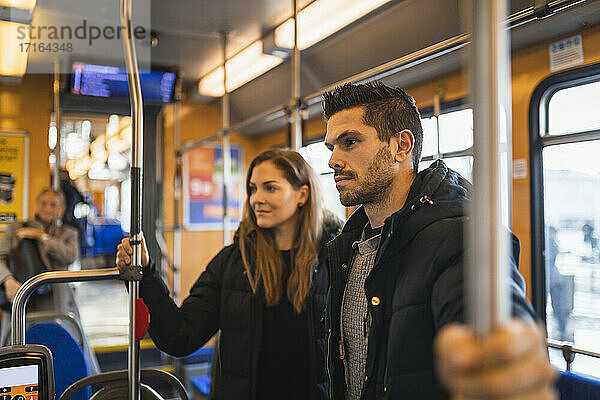 Kaukasisches Paar beim Pendeln mit der Straßenbahn