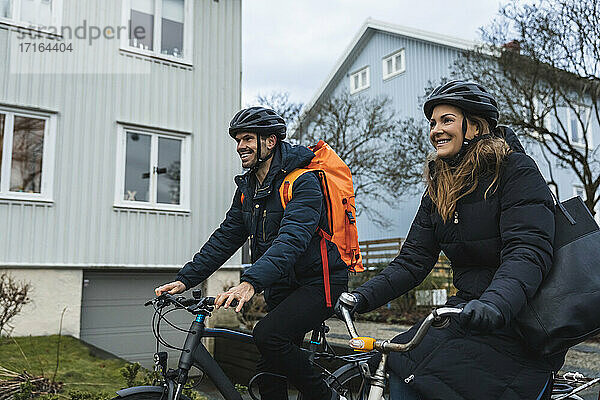 Lächelnde Paar Radfahren bei der Erkundung der Stadt